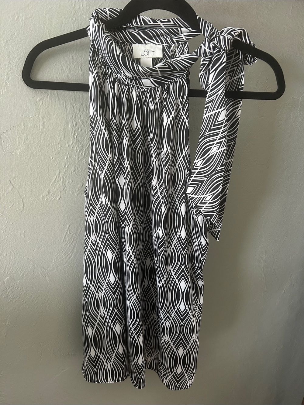 Ann Taylor LOFT Black & White Geometric Sleeveless Tie-Neck Top